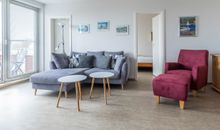 Wohnbereich mit Durchgang zum zweiten Schlafzimmer