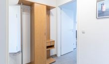 Flur mit Durchgang zum Wohnzimmer