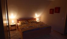Schlafzimmer mit Doppelbett