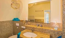 Badezimmer mit WC und Dusche