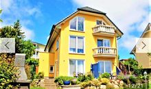 Wohnzimmer mit Kamin und Zugang zum Balkon