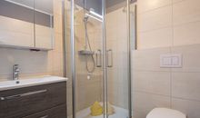 Das moderne Bad mit Dusche und WC