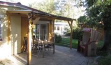 überdachte Terrasse mit Gartenmöbeln & Strandkorb