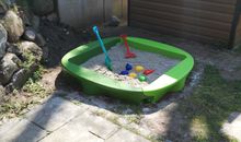 kleiner Sandkast im Garten für Kinder