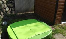 kleiner Sandkast im Garten für Kinder