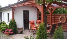 Unser Ferienhaus mit überdachter Terrasse .