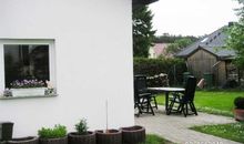 Hausansicht mit Blick auf die Terrasse und den Garten