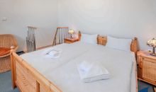 Schlafbereich mit Doppelbett