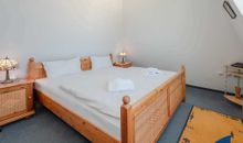 Schlafbereich mit Doppelbett