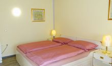 Doppelbett im kombinierten Wohn-Schlafraum