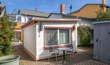 Außenansicht mit Hof und Außenparkplätzen