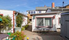 Außenansicht mit Zufahrt zur Garage