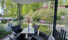 bestuhlter Balkon in ruhiger Lage