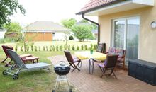 Liebevoll angelegter Garten hinter dem Haus