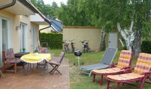 Große, geschützte Terrasse hinter dem Haus mit sehr schöner Gartenbeleuchtung