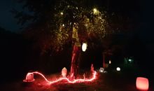 Garten bei Nacht, illuminierter und sehr idyllischer Garten