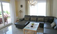 Chices Wohnzimmer mit echter Ledergarnitur ausgestattet