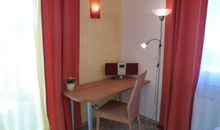 Schlafzimmer 1 mit Schreibtisch/Computerarbeitsplatz, direkter Ausgang zur Terrasse, nach Westen orientiert