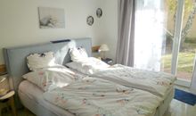 Schlafzimmer 2, mit direktem Ausgng auf die große Terrasse nach Osten und Süden orientiert