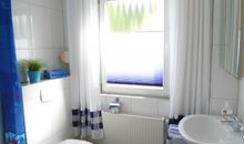 Modernes, helles Bad mit Sichtschutzglas