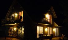 Außenansicht bei Nacht, wunderschöne Beleuchtung, ansprechende Illumination im Garten