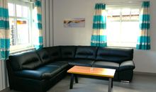 Wohnzimmer mit offener Küche