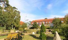 Die großzügig angelegte Parkanlage mit Sitzecken, Bächen und Brücken