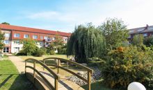 Die großzügig angelegte Parkanlage mit Sitzecken, Bächen und Brücken