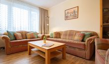 das Wohnzimmer mit bequemer Couch