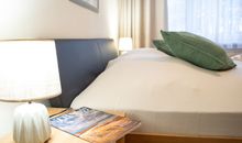Das erste Schlafzimmer mit Doppelbett