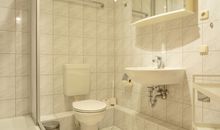 Das Bad mit Dusche und WC