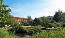 Die Außenanlage mit kleinen Bachläufen, Brücken und Sitzgelegenheiten