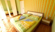 Schlafzimmer mit Doppelbett