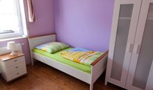 Schlafzimmer mit zwei Einzelbetten