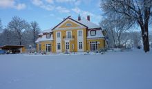 Blick auf den Garten und das Wohnhaus