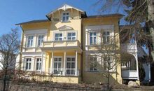 Außenansicht mit Terrasse