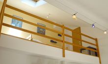 Wohnzimmer mit sehr modernem Ambiente - offene Galerie