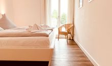 Schlafzimmer mit Doppelbett