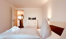 Schlafzimmer mit Doppelbett