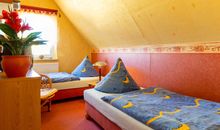 Kinderzimmer mit zwei Einzelbetten