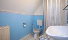 Bad mit Dusche und WC