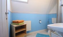 Bad mit Dusche und WC