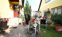 Hausansicht mit Sitzbereich
