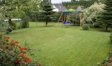 Garten mit Schaukel und Sandkasten