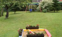 Garten mit Schaukel und Sandkasten