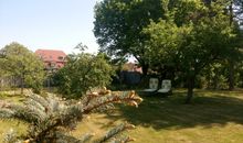 Auszeit im Grünen , großzügiger Garten zum relaxen - die Liegen warten schon auf ihre Gäste ;)