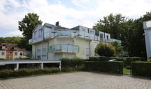 Der Spielplatz mit großem Sandkasten und Rutsche