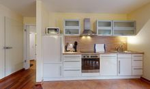 Große Küche mit Backofen