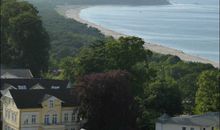 Blick von der Strandpromenade auf das Haus
