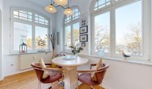 Tisch im Erker mit Blick zur Ostsee